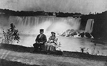 https://upload.wikimedia.org/wikipedia/commons/thumb/7/7a/NiagaraFallsManAndWoman.jpg/220px-NiagaraFallsManAndWoman.jpg